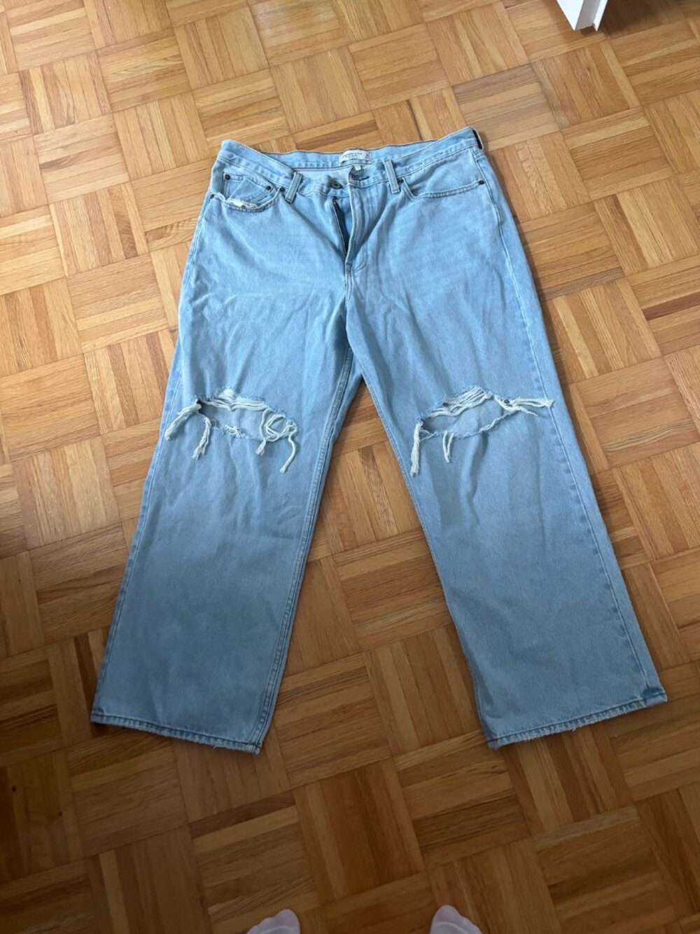 Abercrombie Light Wash Distressed The Slouchy Jeans Mid-rise | Size 32 (S)